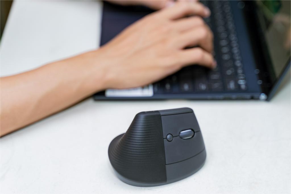 chuot-cong-thai-hoc-logitech-lift-vertical-ergonomic-7
