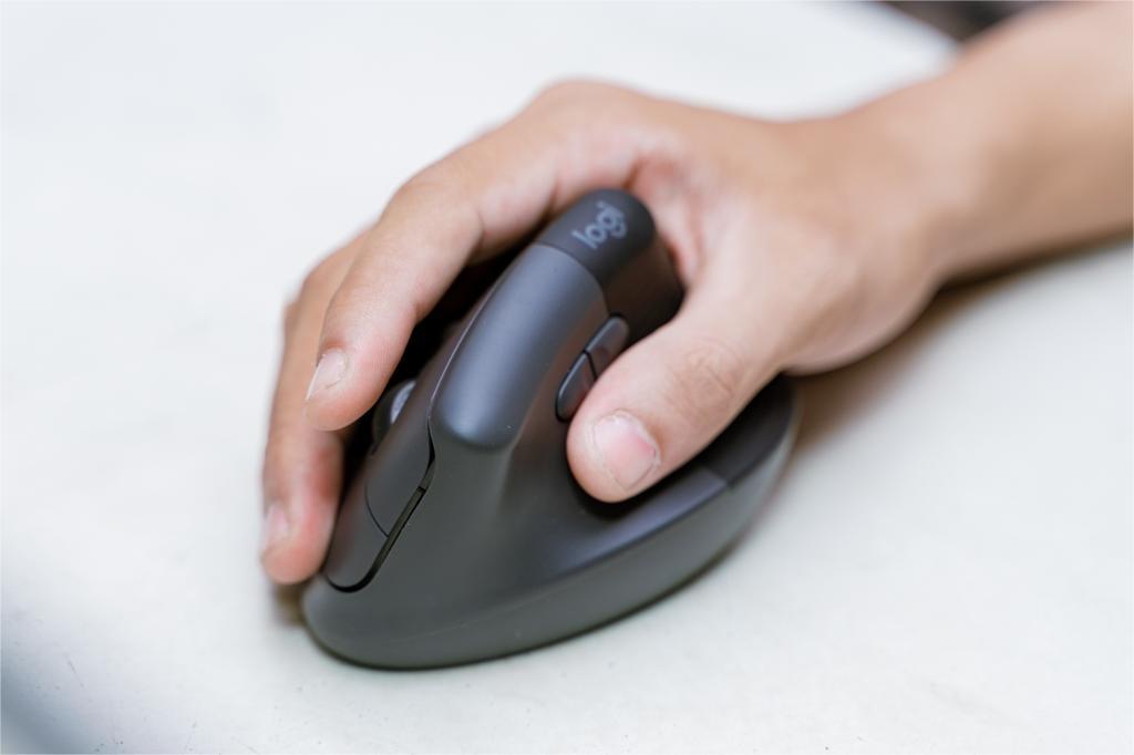 chuot-cong-thai-hoc-logitech-lift-vertical-ergonomic-9